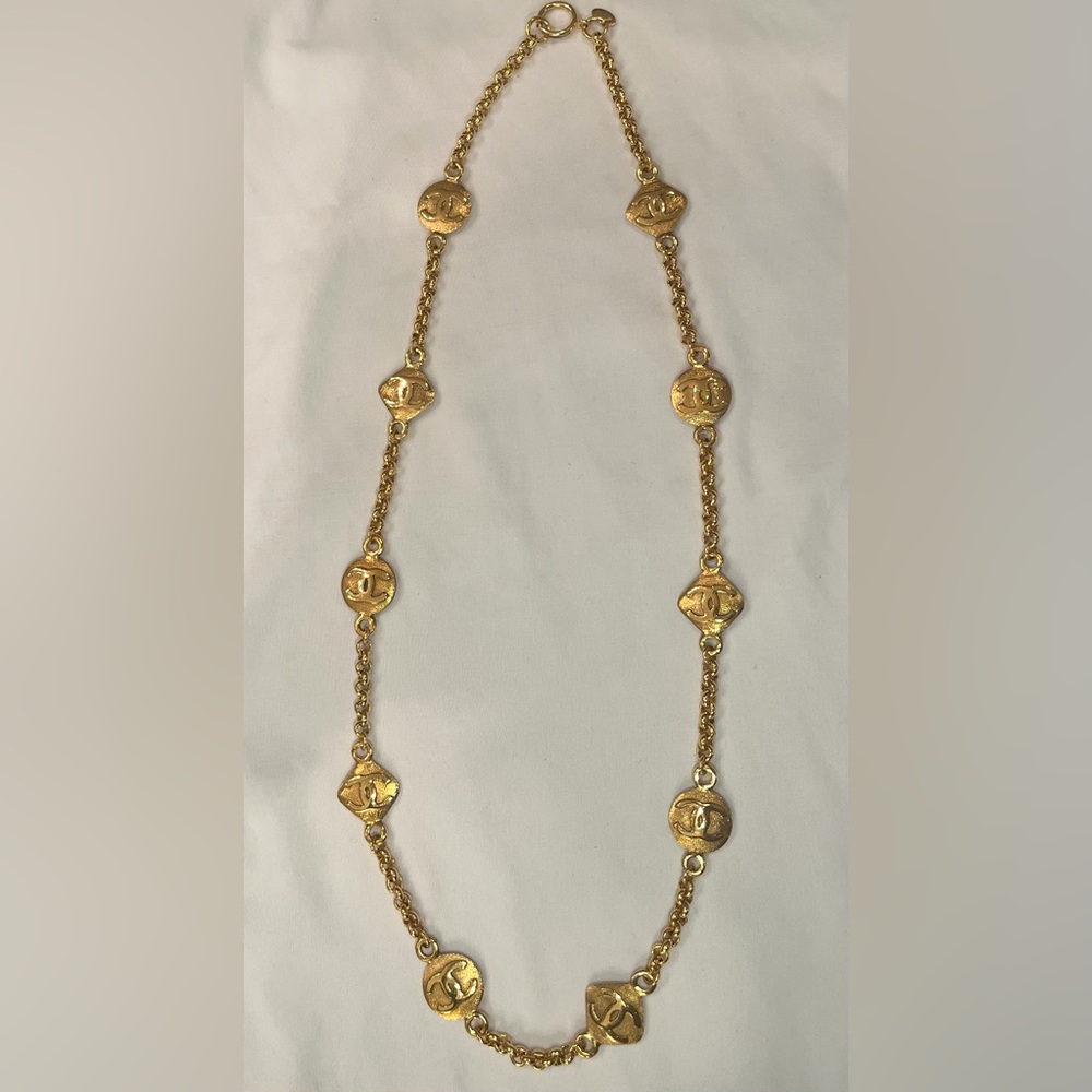 CHANEL Vintage Gold CC Logo Medallion Necklace - Picture 4 of 6